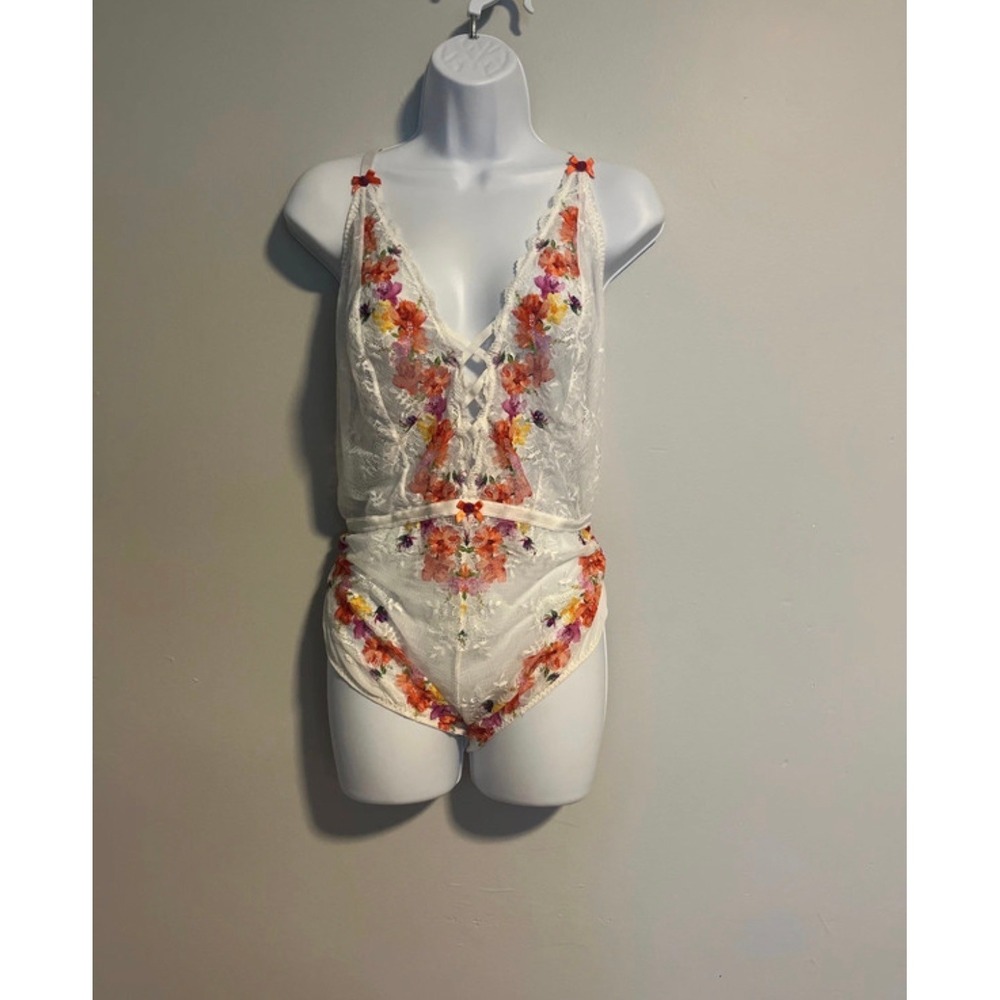 Cacique Bodysuit Wm 18/20 White Floral Lace Criss Cross Strappy Lingerie Sexy